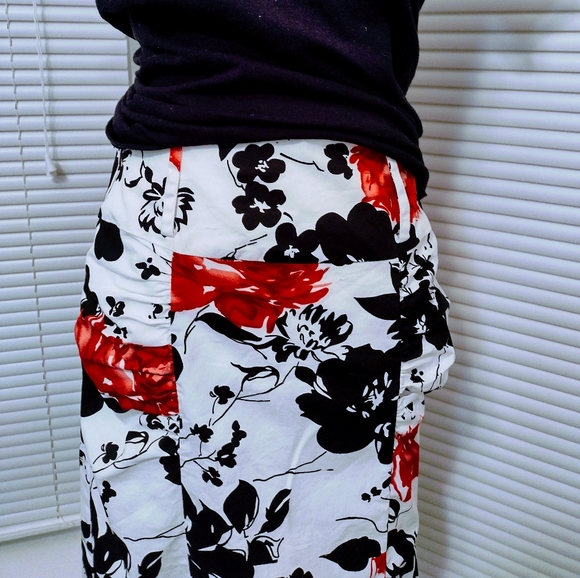 High waisted Floral Ruched Pencil Skirt - Picture 4 of 9